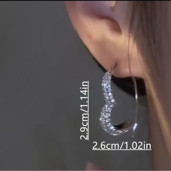 NWOT-1 Pair Sparkling Heart-Shaped Earrings - Dazzling Jewelry - Picture 4 of 4